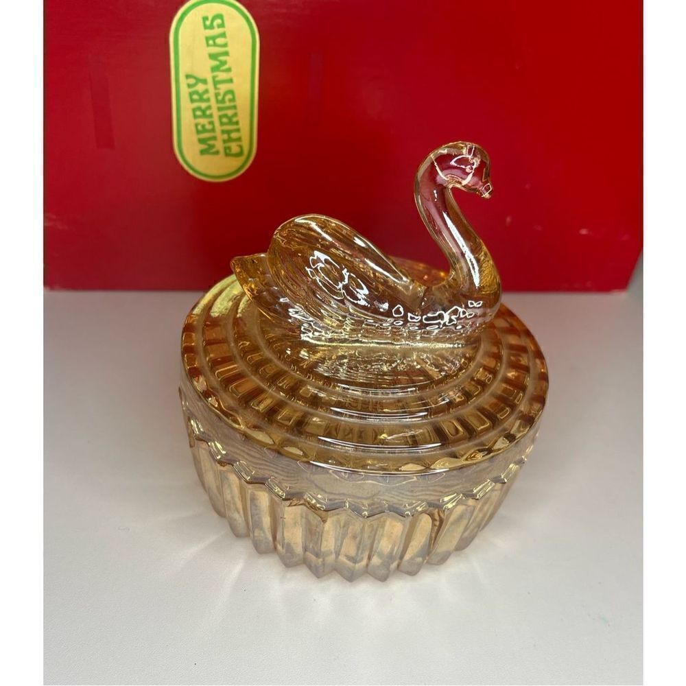 Jeannette Swan on glass dish pink - Picture 5 of 15
